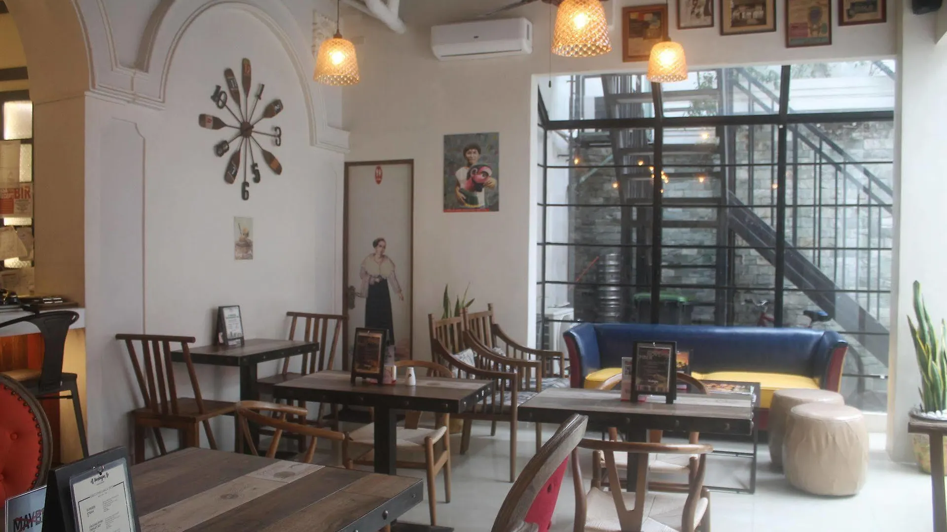 Tambayan Capsule Hostel & Bar Manila