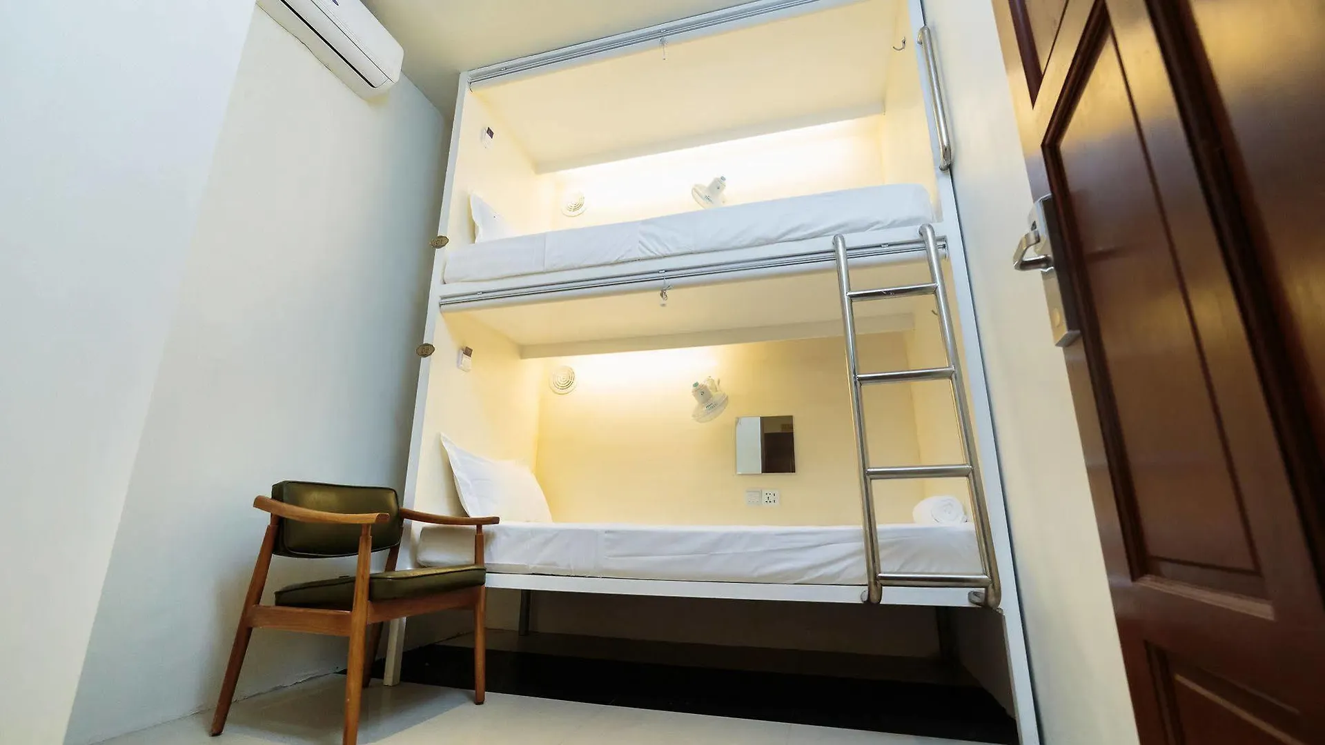 Tambayan Capsule Hostel & Bar Manila 0*,